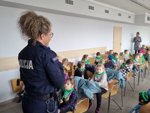 Policjantka rozmawia z dziećmi na temat bezpiecznych zabaw w domu i przedszkolu.