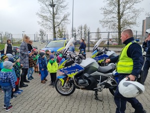 Policjanci prezentują motocykle.