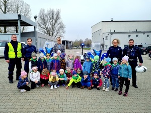 Pamiątkowe zdjęcie przedszkolaków w rybnickiej komendzie.