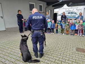 Przewodnik psa służbowego podczas pokazu dla dzieci.