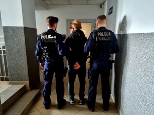 29-latek, który pijany spowodował kolizję. Ponadto znieważył interweniujących policjantów i kopnął jednego z mich.