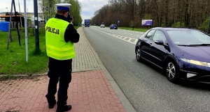 Policjant podczas pomiaru prędkości kierowców.