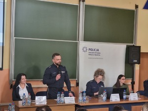 Podkomisarz Damian Przybyła wita uczestników debaty.