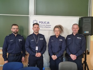 Policjanci, którzy wzięli udział w debacie.