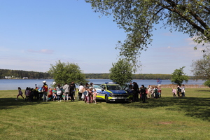 Policjanci prowadzą pogadankę z dziećmi z przedszkoli.