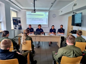 Policjanci omawiają z młodzieżą jak wygląda rekrutacja do służby w Policji.