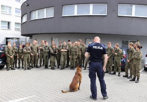 Przewodnik psa służbowego opowiada młodzieży o służbie z czworonogiem.