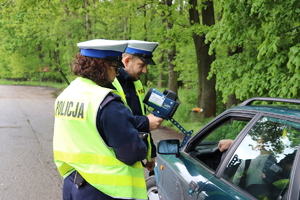 Policjanci zatrzymali kierującego, który przekroczył dozwoloną prędkość.