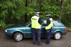 Kontrola drogowa policjantów z drogówki.