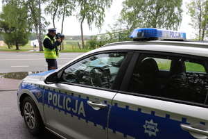 Policjant podczas pomiaru prędkości kierujących pojazdami na ulicy Żorskiej.
