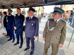 Zaproszeni goście na uroczystość. Rybnicką Policję reprezentuje podkomisarz Damian Przybyła.