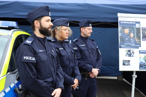 Policjanci promujący służbę w Policji.