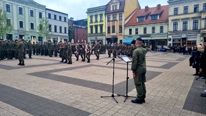 Uroczyste ślubowanie na rybnickim rynku.