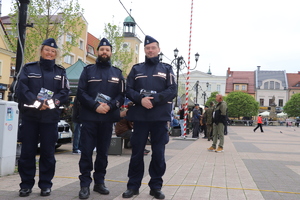 Policjanci na rybnickim rynku promują służbę w Policji.