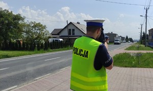 Policjant podczas pomiaru prędkości.