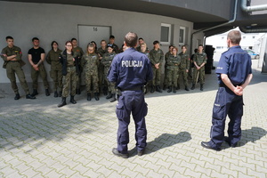 Policjanci rozmawiają z uczniami klas mundurowych na temat służby w Policji.