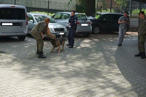 Kolejna osoba chętna z uczniów do pokazu z przewodnikiem psa służbowego i jego czworonoga.