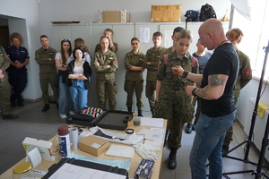 Młodzież zapoznaje się ze służbą w Policji.