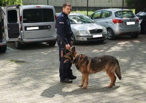 Policjant i jego pies służbowy.
