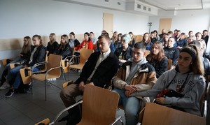 Licealiści podczas dni otwartych w KMP w Rybniku.