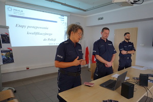 Policjanci Zespołu Kadr i Szkolenia podczas spotkania z licealistami.