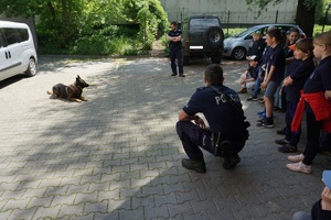 Spotkanie dzieci z policjantami w rybnickiej komendzie.