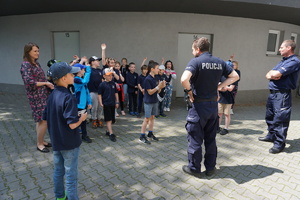 Policjanci rozmawiają z dziećmi na temat bezpiecznych zachowań,