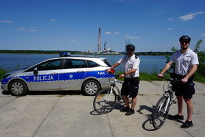 Policjanci w rejonie zalewu rybnickiego rozpoczynają służbę na rowerach.