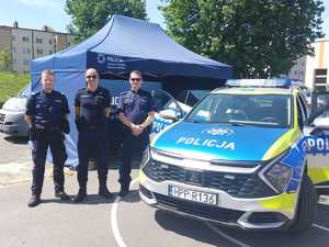 Policjanci podczas pamiątkowego zdjęcia na Dniu Dziecka.