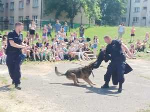 Policjanci podczas prezentacji psa służbowego z okazji Dnia Dziecka.