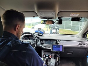 Policjant w czasie kontroli pojazdu na Autostradzie A1