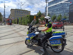 Policjant na motocyklu.