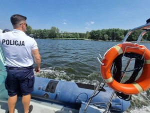 Policjant patrolujący rejon zalewu rybnickiego.