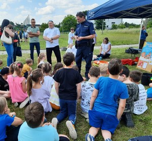 Policjant omawia zasady bezpieczeństwa podczas kampanii &quot;Uratuj życie i zostań bohaterem&quot;.