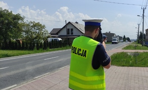 Policjant dokonuje pomiaru prędkości.