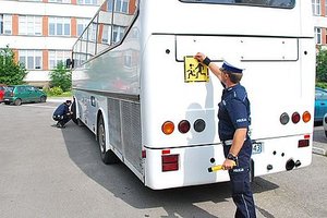 Policjant w czasie kontroli autokaru.