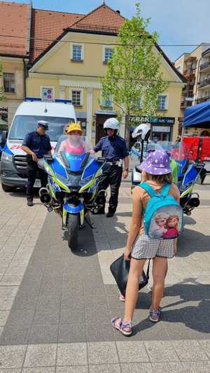 Dziecko na policyjnym motocyklu.