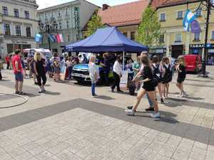 Policjanci przedstawiali zasady bezpieczeństwa dzieciom, młodzieży i osobom starszym.