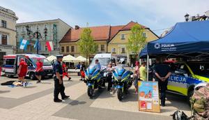 Dzieci i młodzież przy rybnickim profilaktyku i policjantach drogówki.