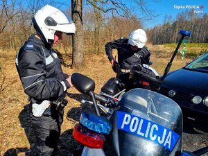 Policjanci i motocykle policyjne.