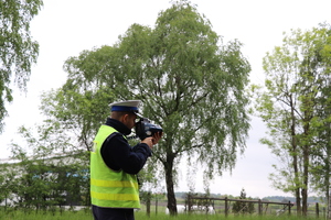 Policjant podczas pomiaru prędkości.