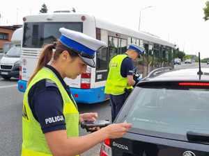 Policjanci ruchu drogowego podczas działań prędkość.