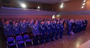 Uczestnicy uroczystości. Policjanci, zaproszeni goście.