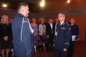 Dowódca uroczystości składa meldunek Zastępcy Komendanta Miejskiego Policji w Rybniku.