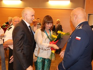 Komendant przyjmuje życzenia od zaproszonych gości.