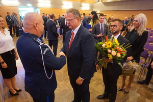 Komendant przyjmuje życzenia z okazji Święta Policji od zaproszonych gości.