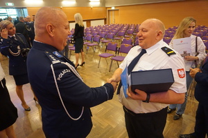 Komendant przyjmuje życzenia z okazji Święta Policji od zaproszonych gości.