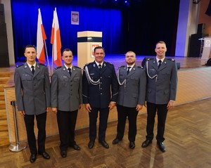 Policjanci ruchu drogowego wraz z naczelnikiem tuż po uzyskaniu stopni na wyższe stanowiska służbowe.