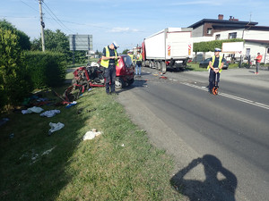 Policjanci prowadzą czynności na miejscu wypadku śmiertelnego.