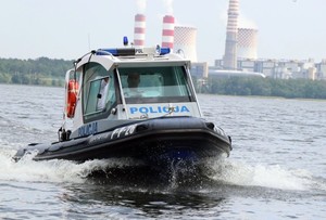 Policjanci - wodniacy patrolują Zalew Rybnicki.